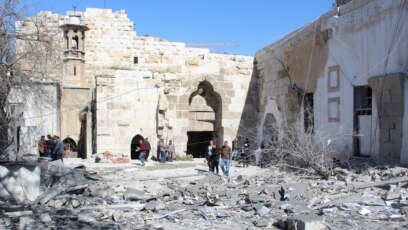 Sejumlah warga tampak memeriksa kerusakan pada lokasi bersejarah Citadel of Damascus, Suriah, pada 19 Februari 2023, menyusul laporan media yang menyebutkan serangan Israel pada lokasi tersebut. (Foto: Reuters/Firas Makdesi)