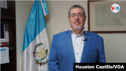 Bernardo Arévalo recibe a un equipo de la Voz de América en su despacho en Ciudad de Guatemala. Foto: VOA, Houston Castillo.