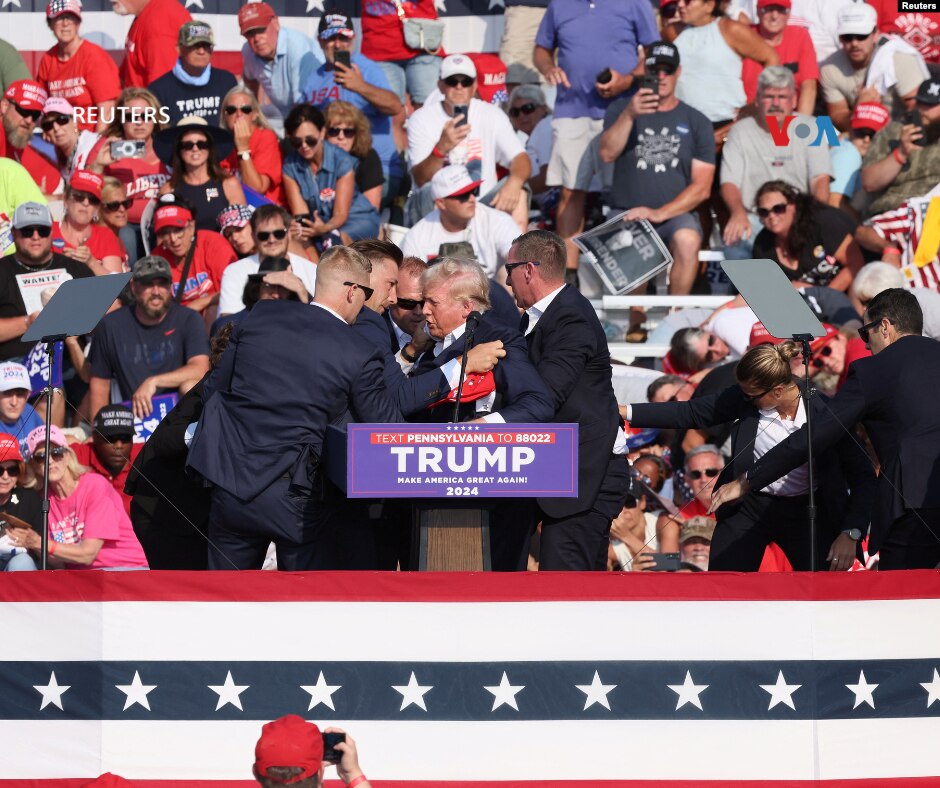 Donald Trum. El candidato presidencial republicano y expresidente Donald Trump recibe ayuda para salir del escenario en un evento de campaña en Butler, Pensilvania, el 13 de julio de 2024. (Foto: VOA).