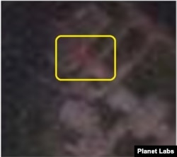 평양 백화원 영빈관을 촬영한 13일자 ‘플래닛 랩스(Planet Labs)’의 위성사진. 입구 주변으로 붉은색 물체가 포착됐다. 사진 = Planet Labs