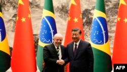 2023年4月14日，中国国家主席习近平和到访的巴西总统卢拉·达席尔瓦（Luiz Inacio Lula da Silva）在北京人民大会堂一个签字仪式结束时握手祝贺。