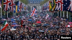 Người dân tụ tập đông đúc trên đại lộ The Mall dẫn đến Cung điện Buckingham mại sau lễ đăng quang của Quốc vương Charles và Vương hậu Camilla của Anh, tại London, ngày 6 tháng 5 năm 2023.