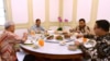 FILE - Presiden Jokowi ajak ketiga capres makan siang di Istana Merdeka, Jakarta, Senin (30/10). (Foto: Courtesy/Biro Setpres)