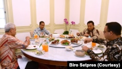 FILE - Presiden Jokowi ajak ketiga capres makan siang di Istana Merdeka, Jakarta, Senin (30/10). (Foto: Courtesy/Biro Setpres)