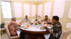 Presiden Jokowi ajak ketiga capres makan siang di Istana Merdeka, Jakarta, Senin (30/10). (Foto: Courtesy/Biro Setpres)