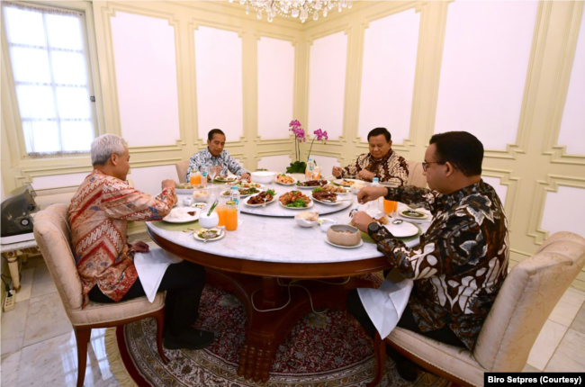 Presiden Jokowi ajak ketiga capres makan siang di Istana Merdeka, Jakarta, Senin (30/10). (Foto: Courtesy/Biro Setpres)