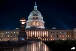 Gedung Kongres AS di Washington, Senin malam, 22 Mei 2023, ketika negosiator Presiden Joe Biden dan Ketua DPR Kevin McCarthy, Partai Republik California, melanjutkan pertemuan mengenai kebuntuan plafon utang pemerintah. (AP/J.Scott Applewhite)