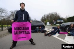 Para aktivis lingkungan, termasuk Greenpeace, menggelar aksi protes saat berlangsungnya KTT Energi Nuklir IAEA di Brussels, Belgia, 21 Maret 2024. REUTERS/Johanna Geron