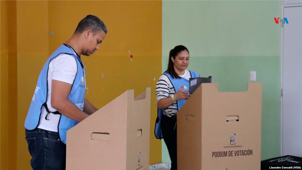 Todos los centros de votación están coordinados por una persona de la Junta Central Electoral, que se encarga de revisar el desarrollo.