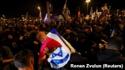 Puluhan ribu warga Israel berkumpul di luar gedung parlemen di Yerusalem pada hari Minggu (31/3) dalam demonstrasi anti-pemerintah terbesar di Yerusalem, 31 Maret 2024. (Foto: REUTERS/Ronen Zvulun)