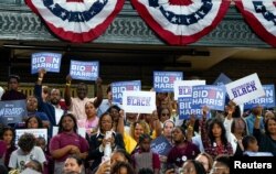 FILE - Pendukung Presiden AS Joe Biden dan Wakil Presiden AS Kamala Harris memegang plakat pada acara kampanye di Girard College, Philadelphia, Pennsylvania, AS, 29 Mei 2024. (REUTERS/Elizabeth Frantz)