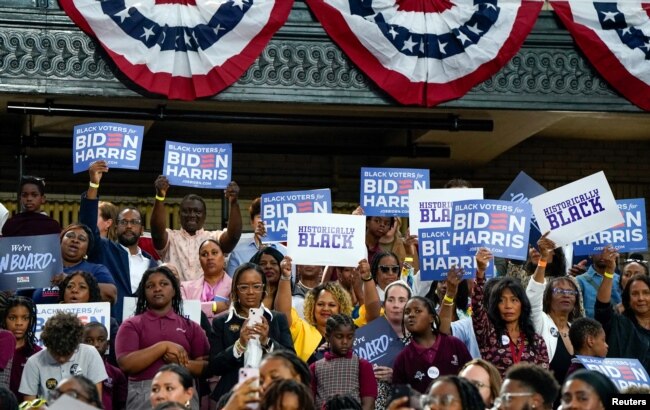 FILE - Pendukung Presiden AS Joe Biden dan Wakil Presiden AS Kamala Harris memegang plakat pada acara kampanye di Girard College, Philadelphia, Pennsylvania, AS, 29 Mei 2024. (REUTERS/Elizabeth Frantz)