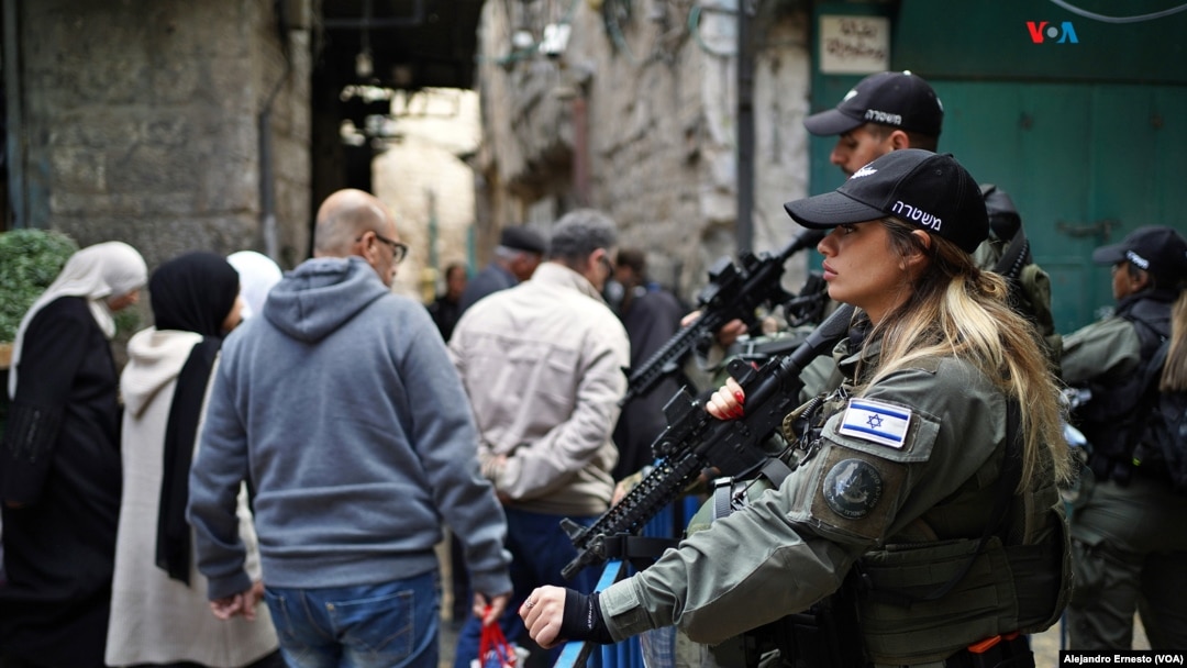 Más de 30.000 policías fueron desplegados en Jerusalén durante el primer viernes del Ramadán, entre el 10 de marzo y el 9 de abril de 2024. La mayoría se apostó en la Ciudad Vieja, donde está la explanada de las Mezquitas, tercer lugar más sagrado del mundo para los musulmanes. 