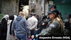 Más de 30.000 policías fueron desplegados en Jerusalén durante el primer viernes del Ramadán, entre el 10 de marzo y el 9 de abril de 2024. La mayoría se apostó en la Ciudad Vieja, donde está la explanada de las Mezquitas, tercer lugar más sagrado del mundo para los musulmanes. 