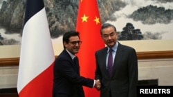 왕이 중국 외교부장(오른쪽)과 스테판 세주르네 프랑스 외무장관이 1일 베이징에서 회담했다.