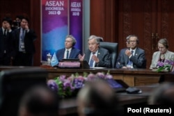 Sekretaris Jenderal PBB Antonio Guterres (tengah) berbicara pada KTT ASEAN-PBB sebagai bagian dari KTT Asosiasi ASEAN ke-43 di Jakarta, 7 September 2023. (Foto: Adi Weda/Pool via REUTERS)