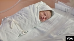 Arhiva, ilustracija - Zdravo novorođenče spava u boksu u porodilištu (Foto: VOA)