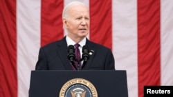 El presidente de los Estados Unidos, Joe Biden, habla durante la ceremonia de colocación y observancia del Día de los Caídos en el Cementerio Nacional de Arlington, en Viriginia, EEUU, el 27 de mayo de 2024. REUTERS/Ken Cedeno