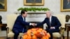 조 바이든(오른쪽) 미국 대통령과 윤석열 한국 대통령이 지난 4월 백악관에서 회동하고 있다. (자료사진)
