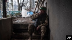 Ukrajinski vojnik puši cigaretu dok se odmara u ratom pogođenom Bakhmutu, oblast Donjecka, Ukrajina, 12. aprila 2023. 