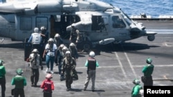 지난 15일 홍해에서 드와이트 D. 아이젠하워 항공모함 소속 미 해군들이 후티 반군의 공격을 받은 라이베리아 국적 벌크선 M/V 튜터에서 구조된 조난 선원들을 돕고 있다.