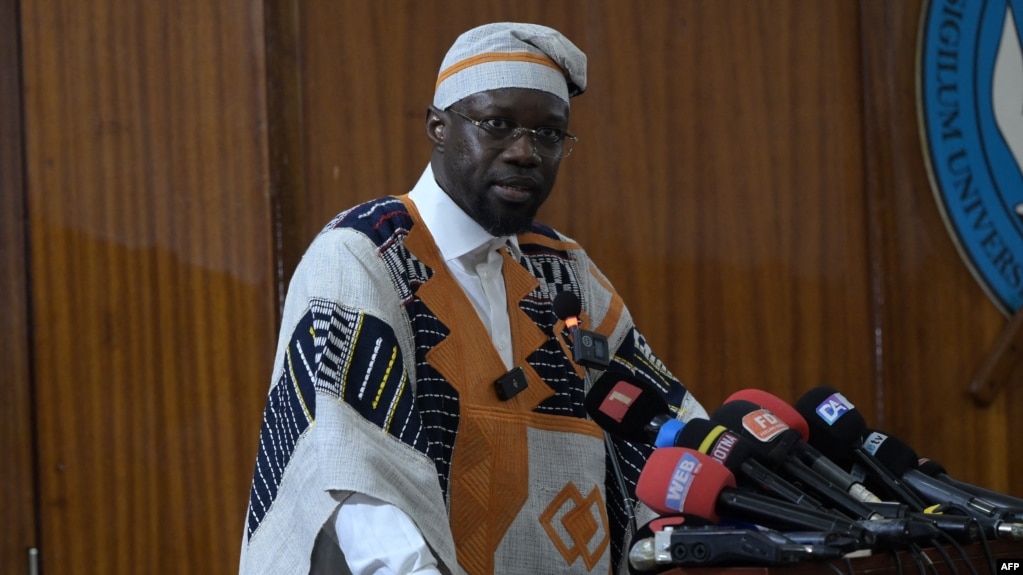 Le Premier ministre sénégalais Ousmane Sonko prononce un discours à l'université Cheikh Anta Diop de Dakar, le 16 mai 2024.