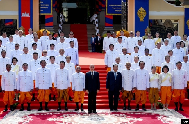រូបឯកសារ៖ ព្រះមហាក្សត្រព្រះបាទ នរោត្តម សីហមុនី និងសមាជិករដ្ឋាភិបាល ចូលរួមសម័យប្រជុំរដ្ឋសភាលើកទី ១ សម្រាប់នីតិកាលទី ៧ នៅរដ្ឋសភា រាជធានីភ្នំពេញ កាលពីថ្ងៃទី ២១ ខែសីហា ឆ្នាំ ២០២៣។