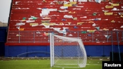 FOTO FILE: Sebuah tiang gawang setelah kerusuhan usai pertandingan sepak bola antara Arema vs Persebaya di stadion Kanjuruhan di Malang, provinsi Jawa Timur, 2 Oktober 2022. (REUTERS/Willy Kurniawan/File Foto)