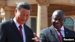 Китайський керівник Сі Цзіньпін (ліворуч) з президентом Сирілом Рамафосою, господарем саміту BRICS в Південно-Африканській Республіці. 22 серпня 2023 р.