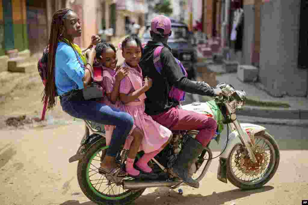 Orang-orang mengendarai sebuah sepeda motor di kota Cap-Haitien, Haiti. (AP)&nbsp;