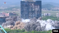 2020년 6월 북한이 관영매체 조선중앙TV를 통해 남북연락사무소 폭파 장면을 공개했다. (화면출처: 조선중앙TV)