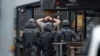 Cảnh sát Hà Lan bắt giữ một người đàn ông bên ngoài quán Cafe Petticoat, nơi một số người bị bắt làm con tin, tại thị trấn Ede thuộc phía đông Hà Lan hôm 30/3.