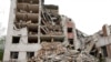 17일 우크라이나 도시 체르니히우에서 러시아 군의 미사일 공격으로 파손된 건물 내부를 구조대원들이 수색하고 있다.