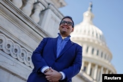 Anggota parlemen dari partai Republik, George Santos, berpose di tangga Gedung Capitol di Washington, D.C., AS, 28 Februari 2023. (REUTERS/Jonathan Ernst)