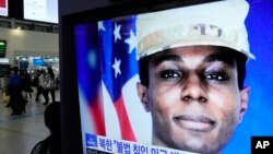 Una pantalla de televisión muestra una imagen de archivo del soldado estadounidense Travis King durante un programa de noticias en la estación de tren de Seúl, Corea del Sur, el 27 de septiembre de 2023. 