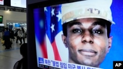 Una pantalla de televisión muestra una imagen de archivo del soldado estadounidense Travis King durante un programa de noticias en la estación de tren de Seúl, Corea del Sur, el 27 de septiembre de 2023.