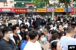 中国山东淄博五一节期间大量游客涌入参加淄博烧烤节。(2023年5月2日)