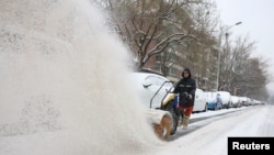 一名工人在北京街頭掃雪。 （2023年12月14日）