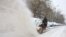 一名工人在北京街頭掃雪。 （2023年12月14日）