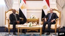 Rais wa Misri Abdel Fattah al-Sisi (kulia) akimpokea kiongozi wa jeshi la Sudan Jenerali Abdel Fattah al-Burhan huko El Alamein Agosti 29, 2023. Picha na Urais wa Misri / AFP. 