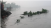 ভারী বৃষ্টিপাতের ফলে, কুড়িগ্রাম জেলায় তিস্তা নদীর পানি বৃদ্ধি পেয়ে বিপদ সীমার ১০ সেন্টিমিটার ওপর দিয়ে প্রবাহিত হচ্ছে। ২৫ সেপ্টেম্বর, ২০২৩। 