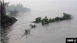 ভারী বৃষ্টিপাতের ফলে, কুড়িগ্রাম জেলায় তিস্তা নদীর পানি বৃদ্ধি পেয়ে বিপদ সীমার ১০ সেন্টিমিটার ওপর দিয়ে প্রবাহিত হচ্ছে। ২৫ সেপ্টেম্বর, ২০২৩। 