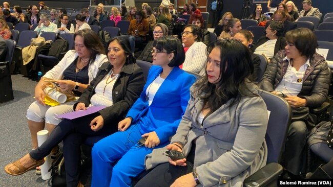 El grupo de mujeres se dio cita en el auditorio Jack Morton de George Washington University en la capital estadounidense.