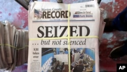 Setumpuk edisi terbaru koran lokal Kansas, Marion County Record, diletakkan di bagian belakang gedung koran itu di Marion, Kansas, untuk dipilah dan dikirimkan ke pelanggan, 16 Agustus 2023. (Foto: John Hanna/AP Photo)