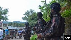 Anggota personel Penjaga Perbatasan Bangladesh berjaga di sepanjang jalan di Bandarban, 19 September 2022. Empat pengungsi Rohingya tewas dalam baku tembak antara dua kelompok pemberontak di Bangladesh. (Foto: Ilustrasi/AFP).