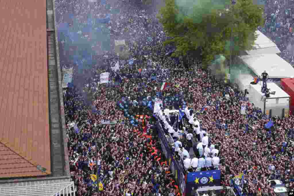 Ribuan penggemar bersorak-sorai menyambut bus yang membawa para pemain tim sepak bola Inter Milan yang merayakan gelar liga top Seri A Italia ke-20, di Milan, Italia, Minggu, 28 April 2024. (Foto: Luca Bruno/AP Photo)