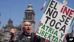 ARCHIVO - Protestas en México por cambios al Instituto Nacional Electoral el 26 de febrero de 2023.