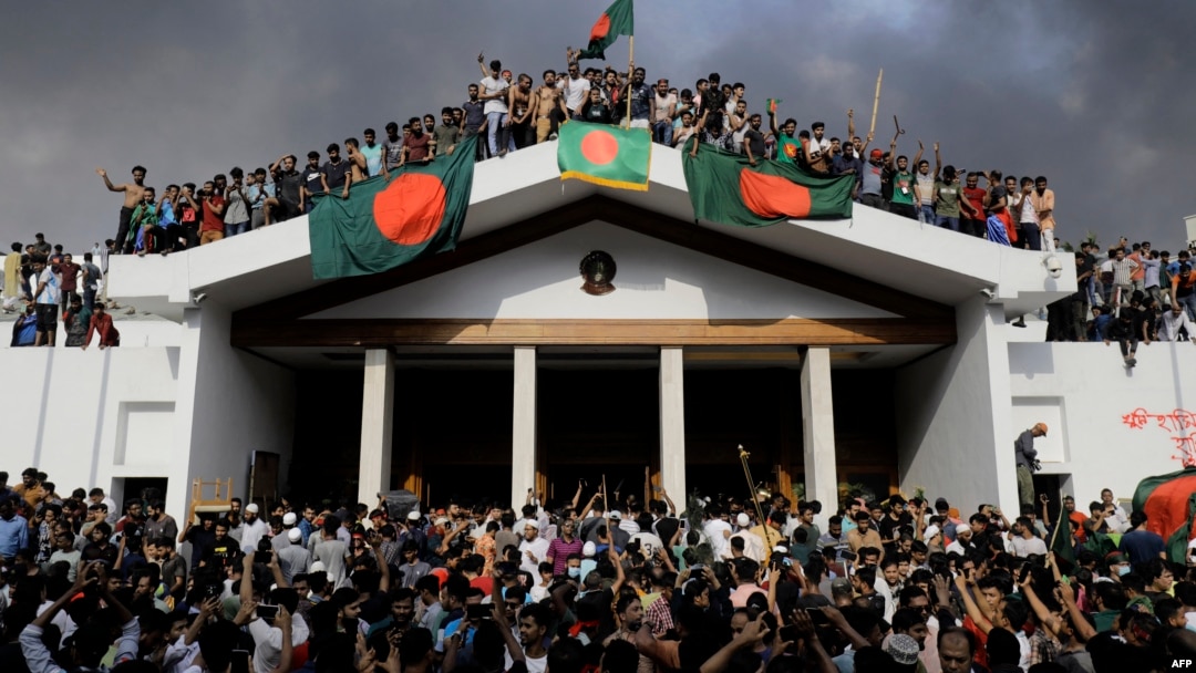 Warga merayakan pengunduran diri Perdana Menteri Sheikh Hasina dengan memanjat gedung Istana di ibu kota Dhaka, Bangladesh Senin, 5 Agustus 2024. 
