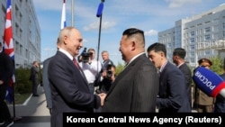 Pemimpin Korea Utara Kim Jong Un bertemu dengan Presiden Rusia Vladimir Putin di Oblast Amur Wilayah Timur Jauh, Rusia, 13 September 2023. (Foto: via Reuters)