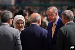 Turski predsednik i lider Partije pravde i razvika (AKP), Rečep Tajip Erdogan, stiže na glasačko mesto u Istanbulu, Turska, 31. marta 2024.